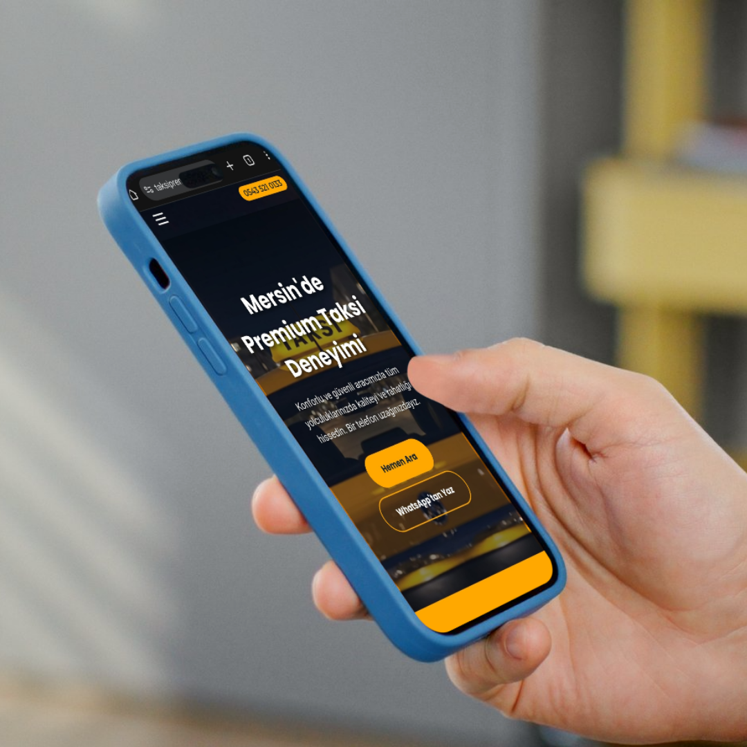 Telefonundan Taksi Premium Mersin web sitesi üzerinden taksi çağıran bir adam.
